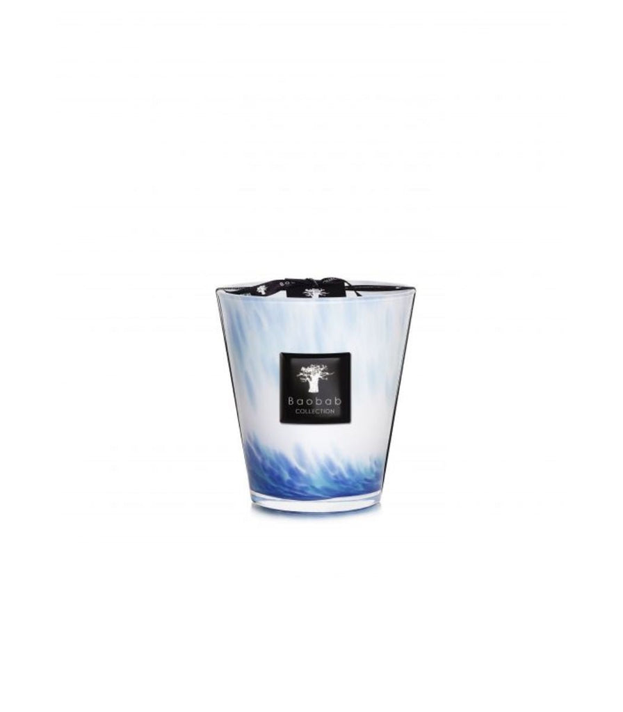 Baobabs Boabab - Eden Seaside Max 16 Candle, with its blue and white marbled glass design, evokes a serene vibe. The candle features a centered logo label and black wicks, set against a plain white background.