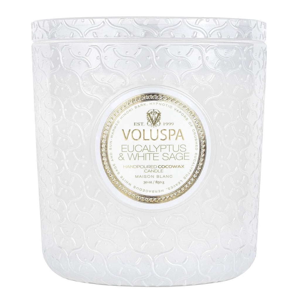 The Voluspa - Eucalyptus & White Sage Luxe 30oz Candle is an elegantly designed piece with a decorative embossed glass pattern. From the Maison Blanc collection, its hand-poured with coconut wax, offering a soothing blend of scents for a tranquil atmosphere.